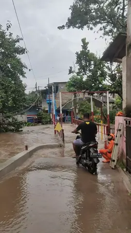 Situasi terkini (4/3) Pukul 08.20 WIB.  Jembatan Merah Kali Sunter RW.03 dan RW.04 Kelurahan Cipinang Melayu terpantau mencapai Ketinggian Muka Air 180 cm ada penurunan 20 cm. Petugas Damkar Makasar sedang melakukan penyedotan menggunakan pompa mobile di depan Gor Taruna RW.04, Cipinang Melayu. Sejumlah Petugas PPSU Cipinang Melayu juga masih membersihkan sampah yang tersangkut di Jembatan.  Update terkini genangan 9 RT di 2 RW RT.010,011,012,013,014 RW.03 dan RT 01,02,03,04 RW.04 dengan ketinggian 50cm. Diimbau kepada masyarakat apabila menemukan atau mengalami keadaan darurat dapat menghubungi Call Center Jakarta Siaga 112. #cipinangmelayu #jakartatimur #JagaJakarta #sobatjaktim  #jakartaeastthebest #jagajaktim #siagajakarta #siagajakartatimur 