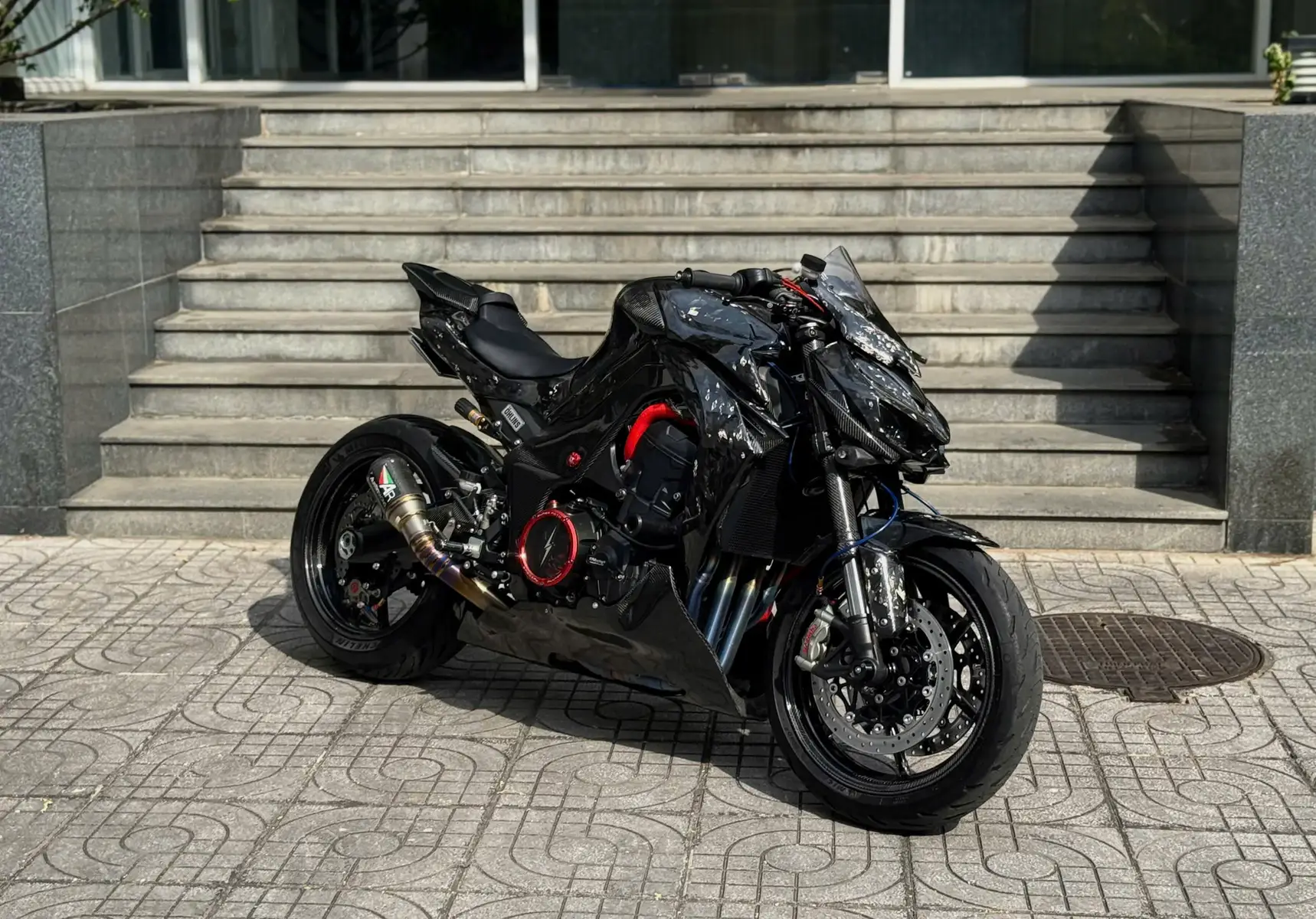 🏍️ Kawasaki Z1000R Edition là một trong những mẫu xe naked bike nổi bật và được yêu thích nhất của Kawasaki. Phiên bản này không chỉ nổi bật với thiết kế mạnh mẽ, góc cạnh mà còn được nâng cấp nhiều về công nghệ và hiệu suất so với các phiên bản trước đó.