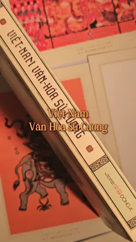 LỜI GIẢI CHO NAN ĐỀ: VĂN HÓA XƯA LÀ THẾ NÀO? Vào thời điểm ra đời, tựa sách này đã nhanh chóng được đánh giá là bộ sử toàn diện đầu tiên và có hệ thống nhất về văn hóa Việt Nam từ sơ khởi đến năm 1938. Cho đến nay, tác phẩm luôn là nguồn tư liệu bổ ích hàng đầu cho những ai muốn tìm hiểu văn hóa Việt Nam, trở thành kim chỉ nam cho nhiều công trình khảo cứu văn hóa và là nguồn tham khảo khả tín cho nhiều cuốn sách khác ra đời sau này. #dongabooks #BookTok #sachlichsu #lichsuvietnam #vanhoavietnam #vietnamvanhoasucuong #vethachdaoduyanh 