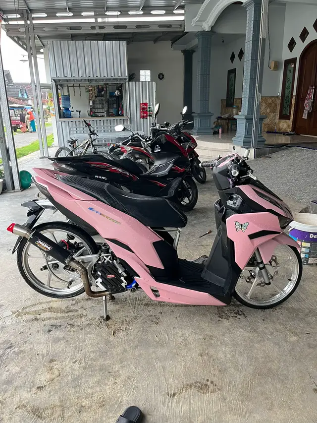 -jika tidak bisa mewarnai hidup seseorang, jangan mencoba merusak warna aslinya.