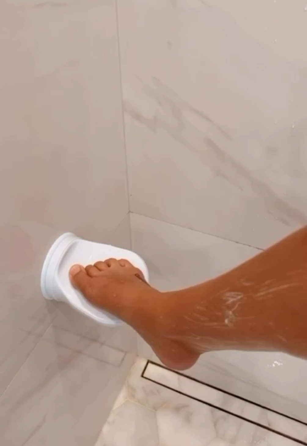 Descanso para os pés no banheiro antiderrapante, super prático e confortável sem necessidade de furar parede.  Link disponível nos comentários.  #banheiro #suporte #antiderrapante #shopee #videoviral #link #achadinhos #achados #acessórios 