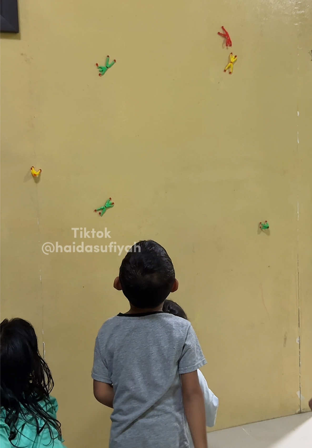 Gegey rumah tokki budak2 duk main sticky men ni 🤣 #stickyman #mainananak #mainan #janjibestdeal 