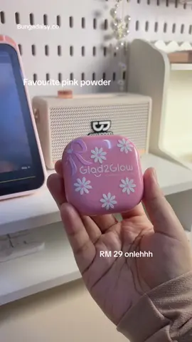 Dah la comel mur lagi tahan lama bedak nyaaa . Aishh auto grab . #glad2glowmy 