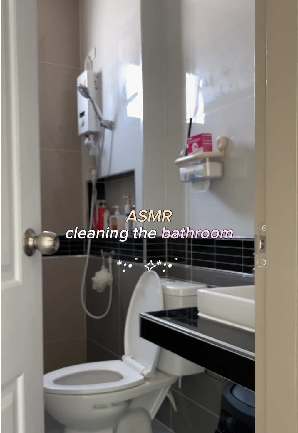 ทำความสะอาดห้องน้ำ ✨🧼🚽แบบ ASMR 🎧💭 ฟังแล้วเพลิน แถมบ้านสะอาดไปด้วย! ใครชอบดูคลิปแนวนี้บ้าง? #ASMRทำความสะอาด #cleanwithme #บ้านสะอาดใจสะอาด”