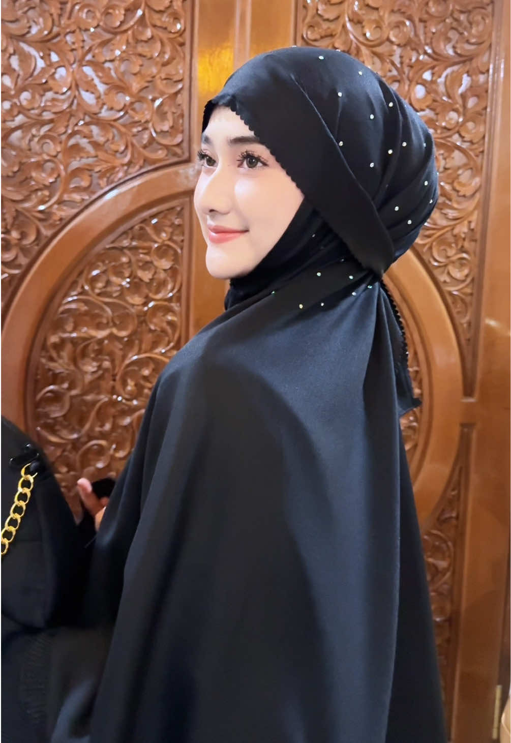 Masyaallah mukenanya elegan, cantikk, mewahh🥺🥰 @Attanjuny mukena #mukena #rekomendasimukena #mukenahcantik #mukenamewah #mukenalebaran #lebaran2025 