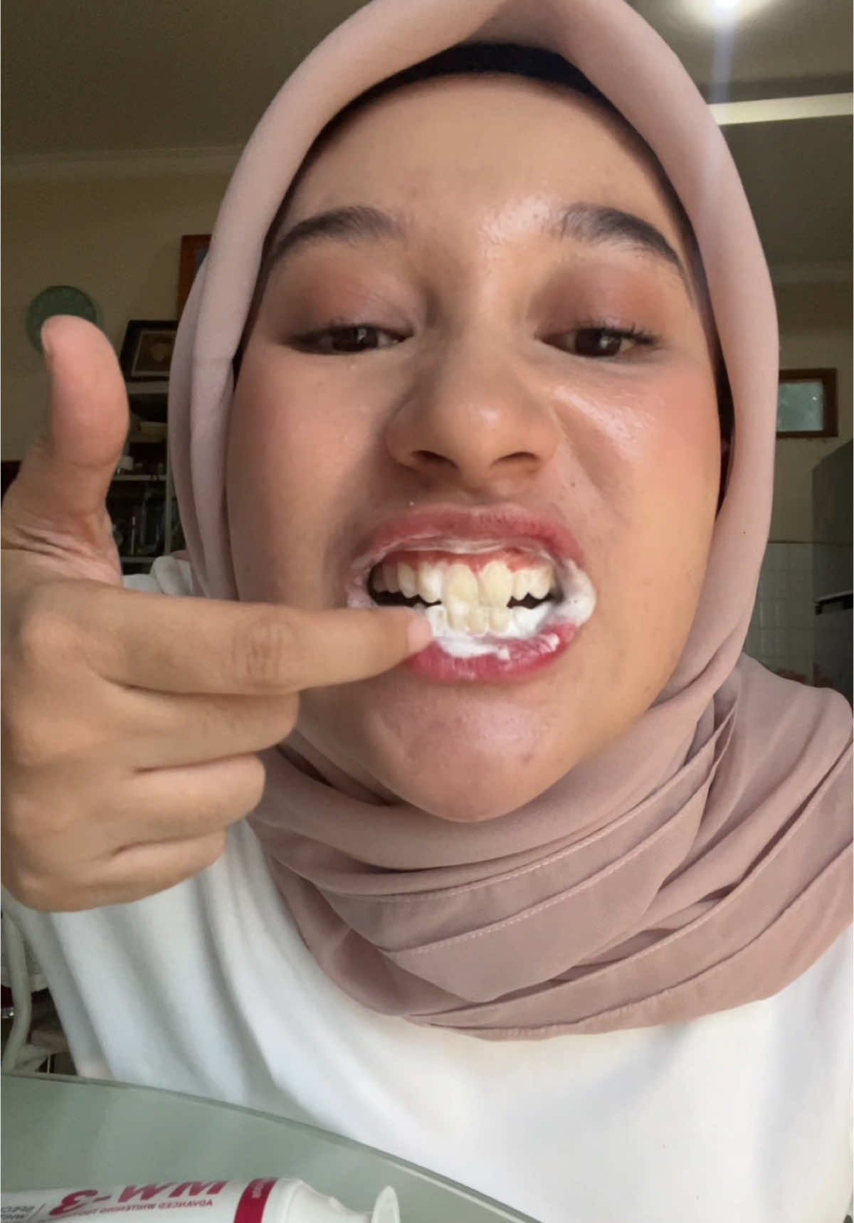 iniii benar2 sebagus itu. karang gigi ju tumbang. auto putihh menyala gigi. siap senyum sampe telinga  METOO TOOTH PASTE sudah HALAL yaa !! #metoosmile #metootoothpaste #pemutihgigi #gigikuning #belilokal #metoopembersihgigi #metoomw-3 