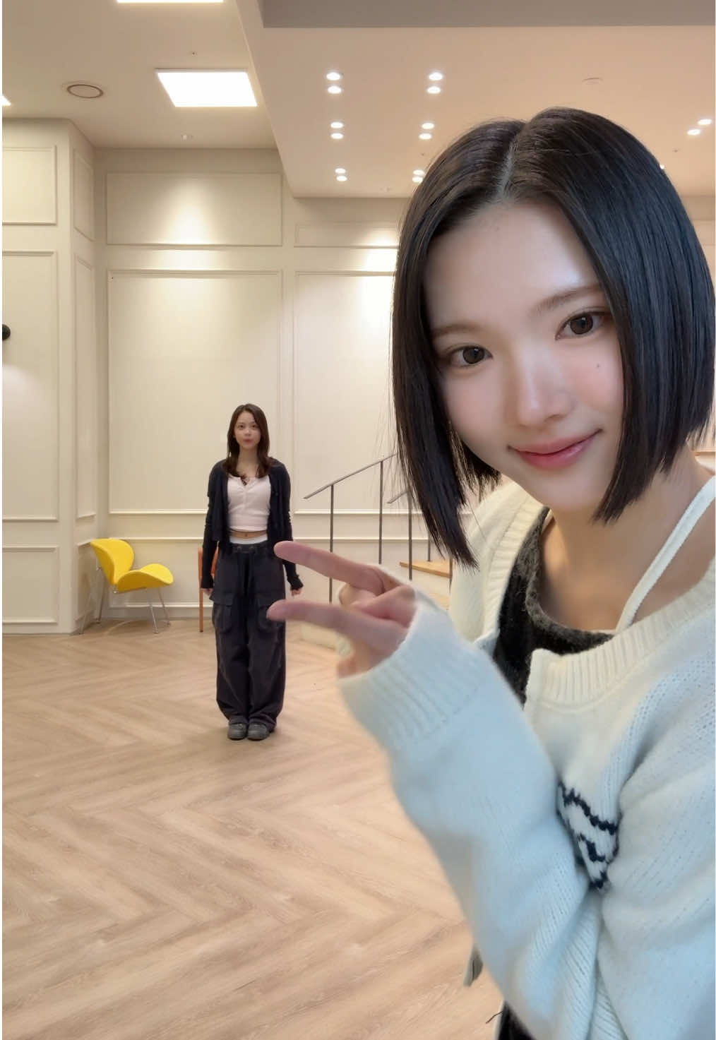 the unnies #Hearts2Hearts #하츠투하츠 #H2H #CARMEN #카르멘 #JIWOO #지우 #TheChase #Hearts2Hearts_TheChase #NewMusic 