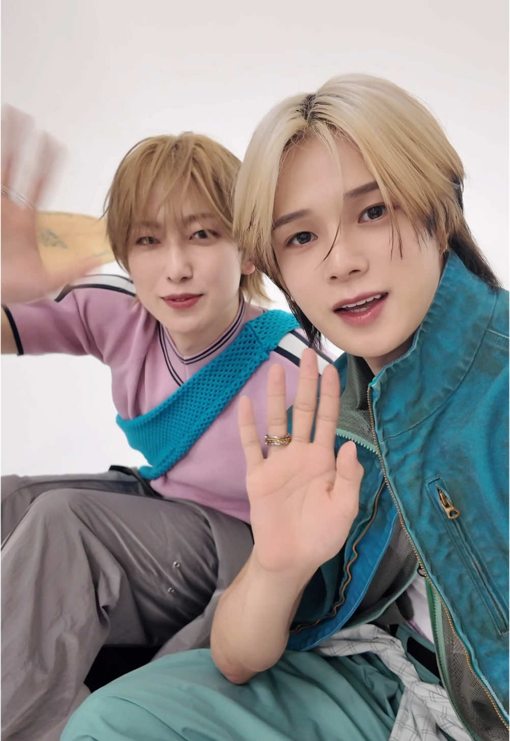 発売中のbis春号☘️ &TEAM 連載と裏表紙に登場した #FUMA & #K ⚽️ ‧₊˚  撮影中のオフショットを公開します！ 本誌もぜひチェックしてね🫶🏻(◜ᴗ◝ ) #andTEAM #FUMA #K #bis_web@&TEAM 