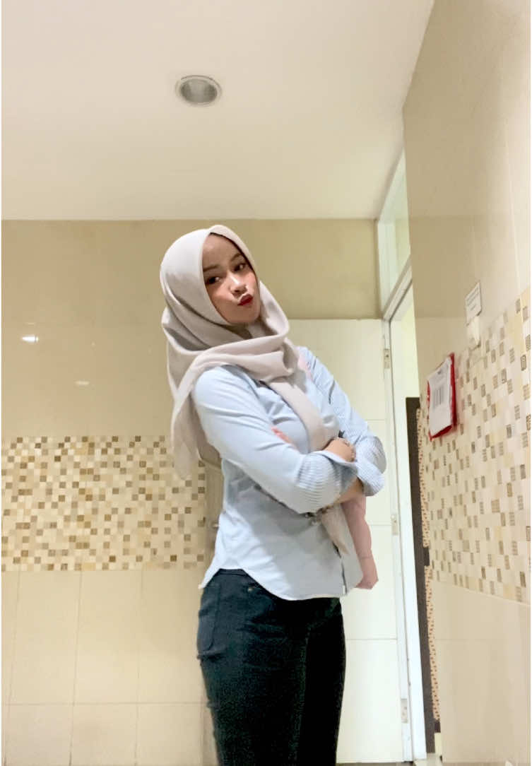 oh? sok lucu ya? anw jadi kapan jalan sama kamunya???