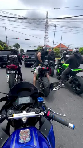 Kapan ya punya moge kayak yg di depan itu...?? 🥲 #cbr1000rr #cbr1000rrsp #kawasakih2 #kawasakih2r #fypシ゚ #soundviral #kawasakiz1000 