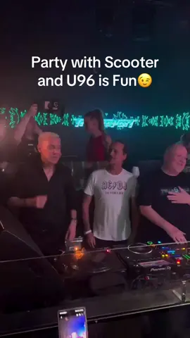 Wenn du in Hamburg im H1 Club auflegst und plötzlich Alex Christensen (U96) und  HP Baxxter von scooter dich Überraschungsmässig besuchen und mit dir abfeiern ist das nicht nur lustig, sondern etwas ganz besonderes! Was hat total Spaß gemacht und die Leute haben es gefeiert! Und d.h. Classix machen Fun. #talla2xlc #scooter #hpbaxxter #u96 #foryou #fyp #tiktok #trance #classix 