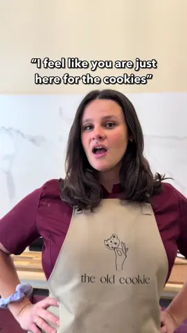 👩‍🍳 “Όλη μέρα το μόνο που κάνεις είναι να τρως cookies!” 😏 Εγώ: Ε… πώς αλλιώς θα δοκιμάσουμε αν είναι τέλεια; Δεν είναι εύκολη δουλειά, αλλά κάποιος πρέπει να την κάνει! 💪🍪 📍 The Old Cookie, Φιλίππου 52 Έλα για μια γλυκιά εμπειρία… ή τουλάχιστον για να δικαιολογήσεις κι εσύ τις λιγούρες σου! 😉 #TheOldCookie #CookieAddict #GuiltyAsCharged #SweetLife #JustHereForTheCookies