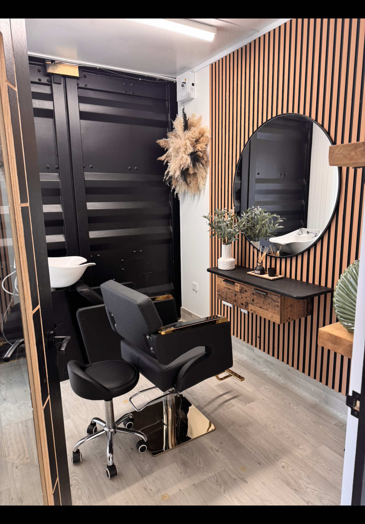 You had a vision & made it happen.  My spare room in The Container Clinic now a hairdressing room. 🙌🏽 #hairdressing #container #containerclinic #containerhomes #beauty #salon #fyp #viralvideos #tiktokuk #transformation #beautysalon 