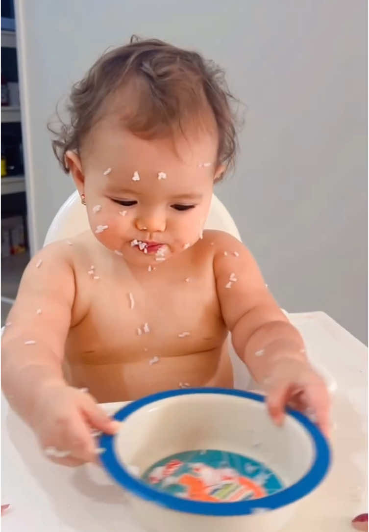 Belajar makan sendiri malah mandi nasi 😂