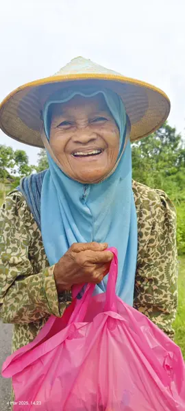 diperjalanan sepulang kegiatan tidak sengaja bertemu beliau mbah Pailah berjalan kaki sepulang dr berladang yg jaraknya cukup jauh dari rumahnya. Mbah Pailah sedikit bercerita beliau punya putra bernama mas Nuryanto yg tinggal beda Kabupaten dan sudah 5 bulan lamanya belum berjumpa kembali, beliau sudah menahan rindu pd putranya itu.  Semoga di lebaran nanti putra beliau menjenguk beliau. Sampai berjumpa kembali mbah dilain waktu inshaAllah kita akan dipertemukan kembali Aamiin. 