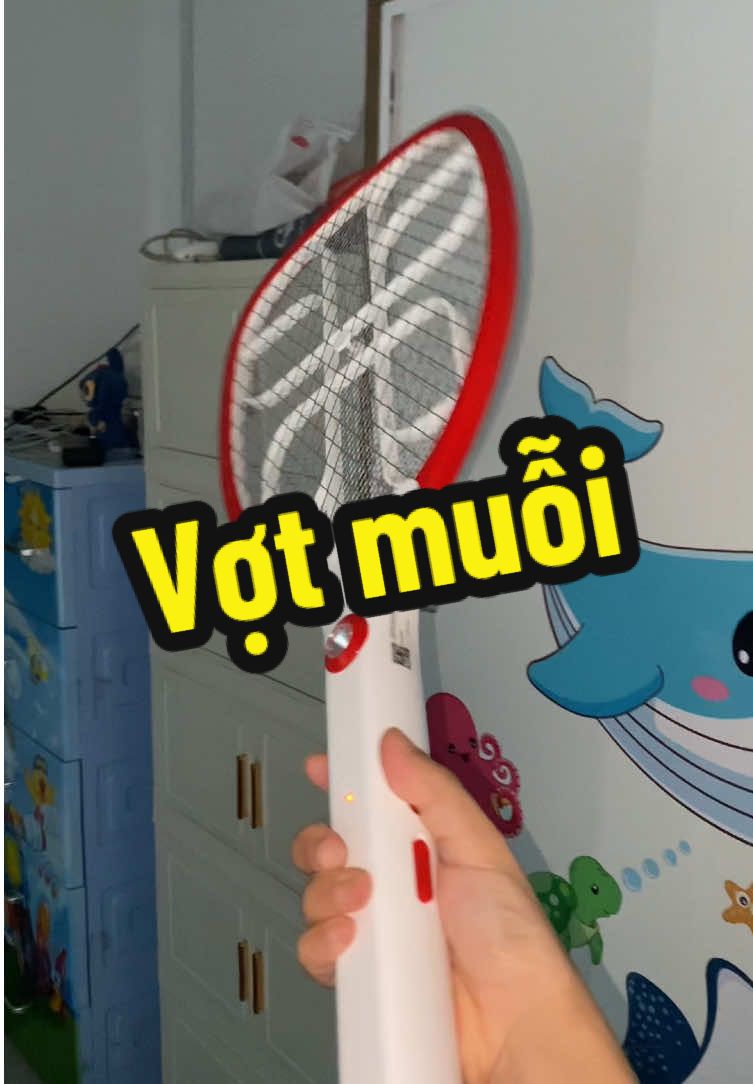 Vợt muỗi điện quang, tui sài chục cây rồi đến cây này là chân ái. Ruồi muỗi cứ chạm vào là tan nát #votmuoithongminh #dienquang #votmuoidienquang #laychonggan #xuhuongtiktok #tapxaykenh #xaykenh #CapCut 
