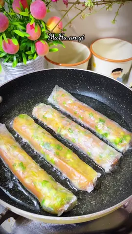 Nay MaHu học theo TikTok làm món Bánh tráng cuốn xúc xích chiên. Ăn vào cũng gì và này nọ lắm cả nhà ơi! #anvat #anvattainha #nauancungtiktok #banhtrangchien #banhtrangcuonxucxich #mahuangi 