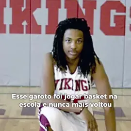 Explicação: Em 2013 Kendrick Jonhson de 17 anos disse para sua familia que ia jogar basket em sua escola e voltaria logo, ele foi encontrado morto em uma das quadras de seu colégio, com o rosto muito inchado e enrolado em um tipo de tapete e desde então a causa de sua morte tem sido muito discutida pelas pessoas, a causa foi considerada um acidente pelas autoridades (Dizem que um par de sapatos dele tinha caido dentro do tapete que estava na vertical e ele entrou para tentar pegar ficando preso e não conseguindo sair, por ficar de cabeça para baixo ele acabou falecendo) mas para muitos outros, incluindo seus pais, acreditam que foi um homicídio culposo. #casoscriminales #truecrime #fyp #kendrickjonhson *FAKE BLOOD*