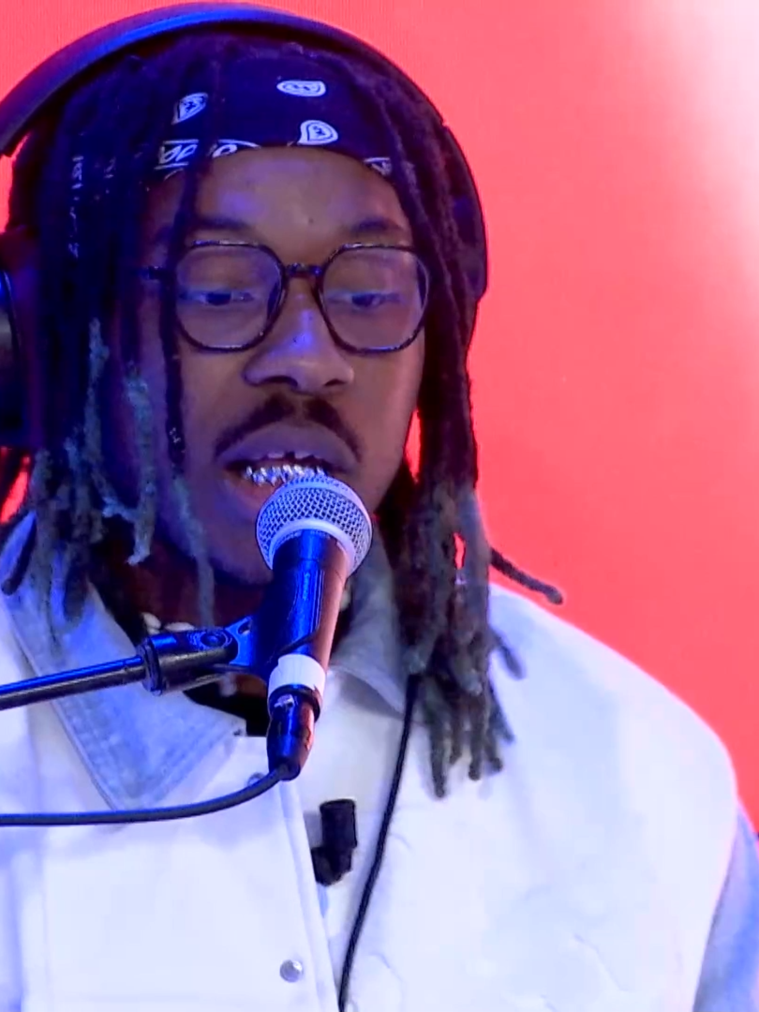 Miedjia en prestation dans Showbuzz