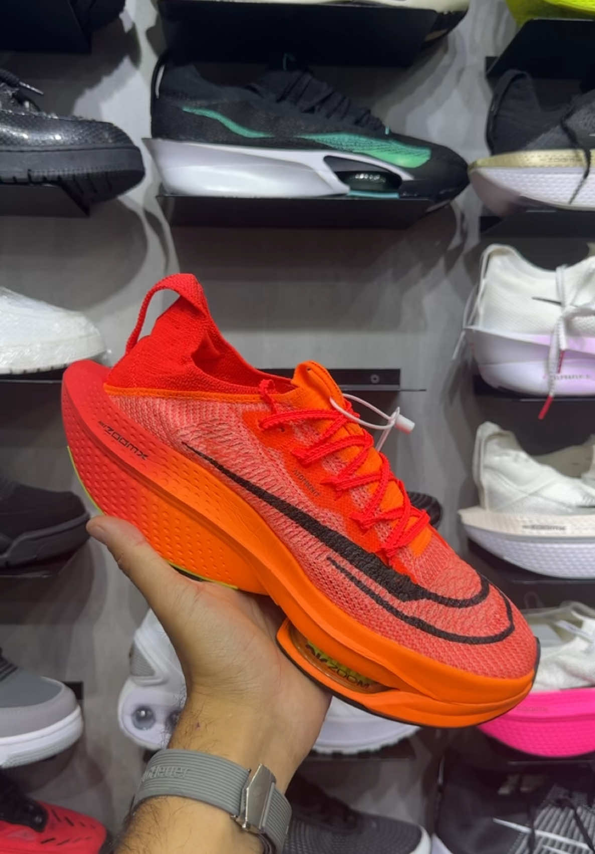 tênis do momento  2025 🚀💎 #sneakers #shoes #calcados #tenisnike #fornecedores #teniscorrida #vendastiktok #vendasonline 
