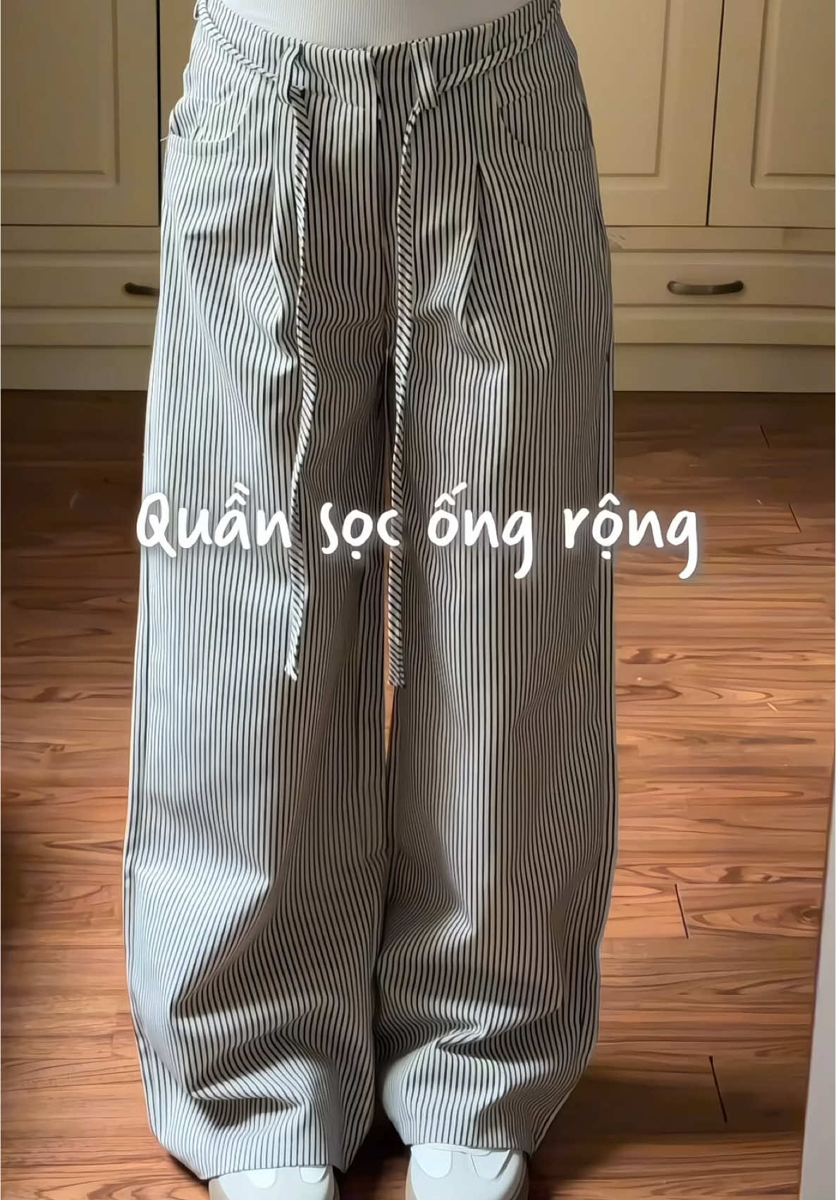 ✨Dự là mẫu quần kẻ sọc ống rộng này đến hè sẽ siêu hot cho xem 😉 #emsocday #quanke #quankesoc #quanongsuongnu #quanongsuongkesoc #quanongrong 