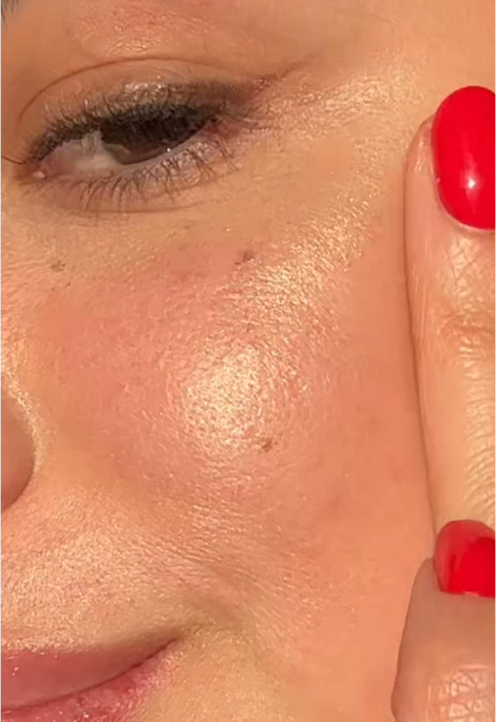 Exhilarate 🤩 @Rare Beauty Positive light liquid luminiser in shade ‘Exhilerate’ #Summer #glowymakeup #highlyrecommended #highlight 
