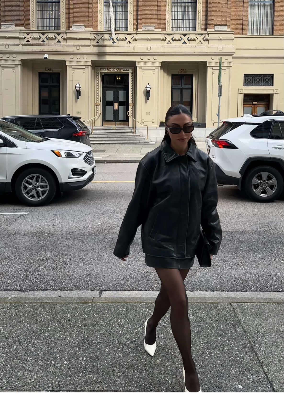 Strolling the city in my dream green leather set 💚 The new @H&M Studio S/S25 limited collection is launching on 03/06 #HMStudio #HM #OOTD ad