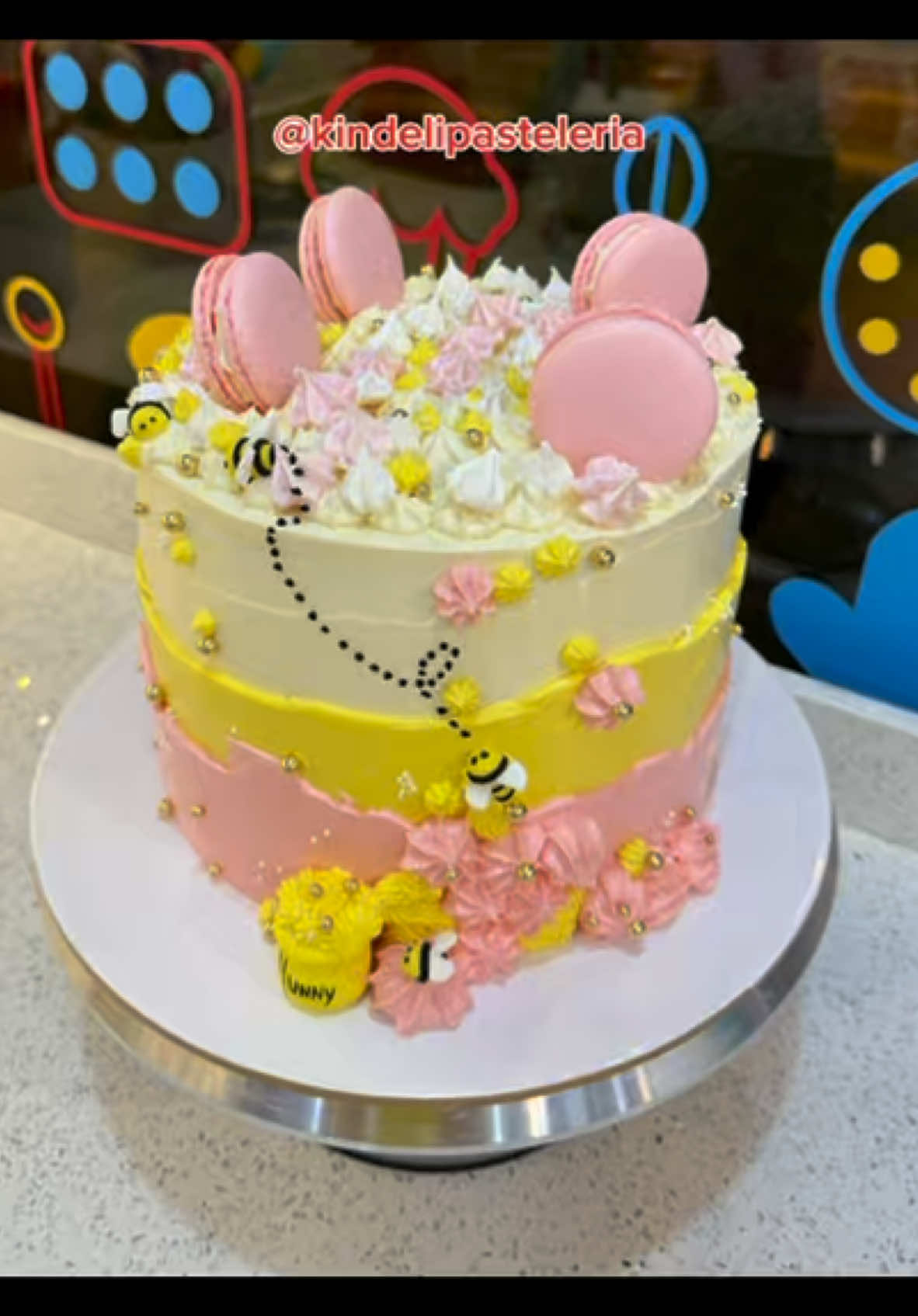 Hermosa Torta de #abejitas🐝  Decorada con crema de mantequilla a base de merengue suizo, #macarons y suspiros las abejitas las hicimos a mano con fondant!!! Para pedidos Estamos en calle Chinchón 210 San Isidro WhatsApp 970876561