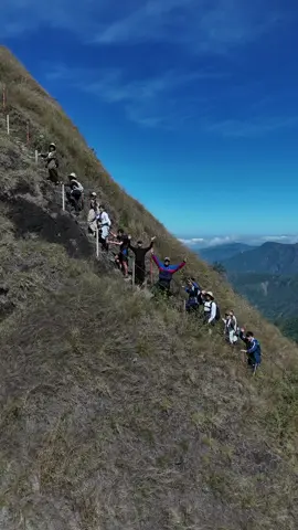 Ako ngayo’y lumilipad at nasa langit na. #fyp #fypage #fypシ゚ #mtkabunian #kabunian #bakunbenguet #benguet #Hiking #hikingadventures #hike #mountain #mountainlife #hikersoftiktok 