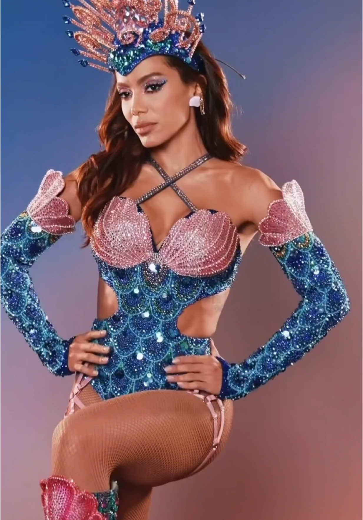 Difícil escolher meu look favorito, quero saber de vocês! 👀 Comentem aqui!  #Anitta #Romeo #Carnaval #BlocoDaAnitta #Fyp