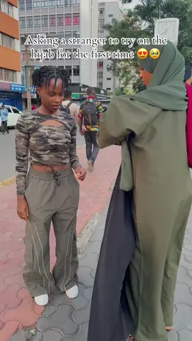 Asking strangers to try on a hijab for the first time in Nairobi streets 💕 @steph paige🎀🕶️🙂‍↔️🐻 thank you for saying yes 🥰❤️ #tryonahijabnspiration #modesty #nairobikenya 