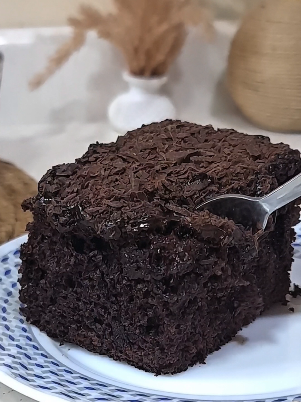 كيكة الكاكاو مع نغومتي  المكونات :  1_ بيض (عدد 4) 2_ فانيليا (2 ظرف) 3_ سكر (كوب وربع)  4_ زيت نباتي ( 4\3 كوب ) 5_ حليب ( 4\3 كوب) 6_ طحين متعدد الأستعمالات (دقيق )( 2 كوب) 7_ كاكاو خام غير محلا (4\3 كوب) 8_ بكينج باودر (2ظرف) 9_ ملح رشة 10_ طحينة لدهن البيركس  سقاية الكيك :  حليب (كوب) سكر (ملعقة كبيرة) قهوة سريعة الذوبان او كاكاو (ملعقة كبيرة) صوص الشوكولا :  حليب (نصف كوب ) سكر بودرة (نصف كوب) كاكاو (نصف كوب ) زيت نباتي (ربع كوب او نضيف ل حتى يصبح سميك)   شوكولا صلبة مبشورة . اختياري  #alaahourani #طبخ #سهلة #حلويات #سريعة #fypシ゚ #cupcut #وصفات #سوريا  