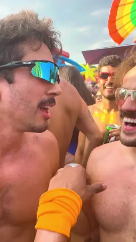 Look it’s Glinda! #carnaval #fyp #wicked #glinda #lookitsglinda #fy #riodejaneiro 