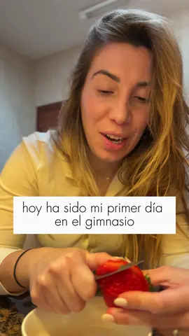 Tu primer día en el gimnasio, en el trabajo, en la universidad, conociendo a tus suegros…puede ser muy estresante. Recibir una mirada de aliento, ayuda o una sonrisa lo puede cambiar drásticamente 💕🫂 ¿Tienes alguna experiencia similar? *sé que se escribe Bodypump pero el subtítulo se me ha puesto solo y no me he dado cuenta 😅*