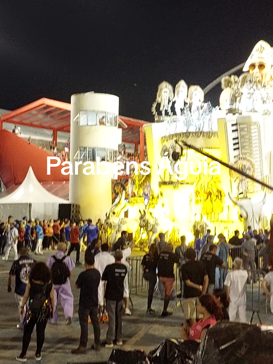 Lindo Carro Alegórico Da Águia De Ouro Tufo Maravilhoso Ogd Pela Oportunidade.