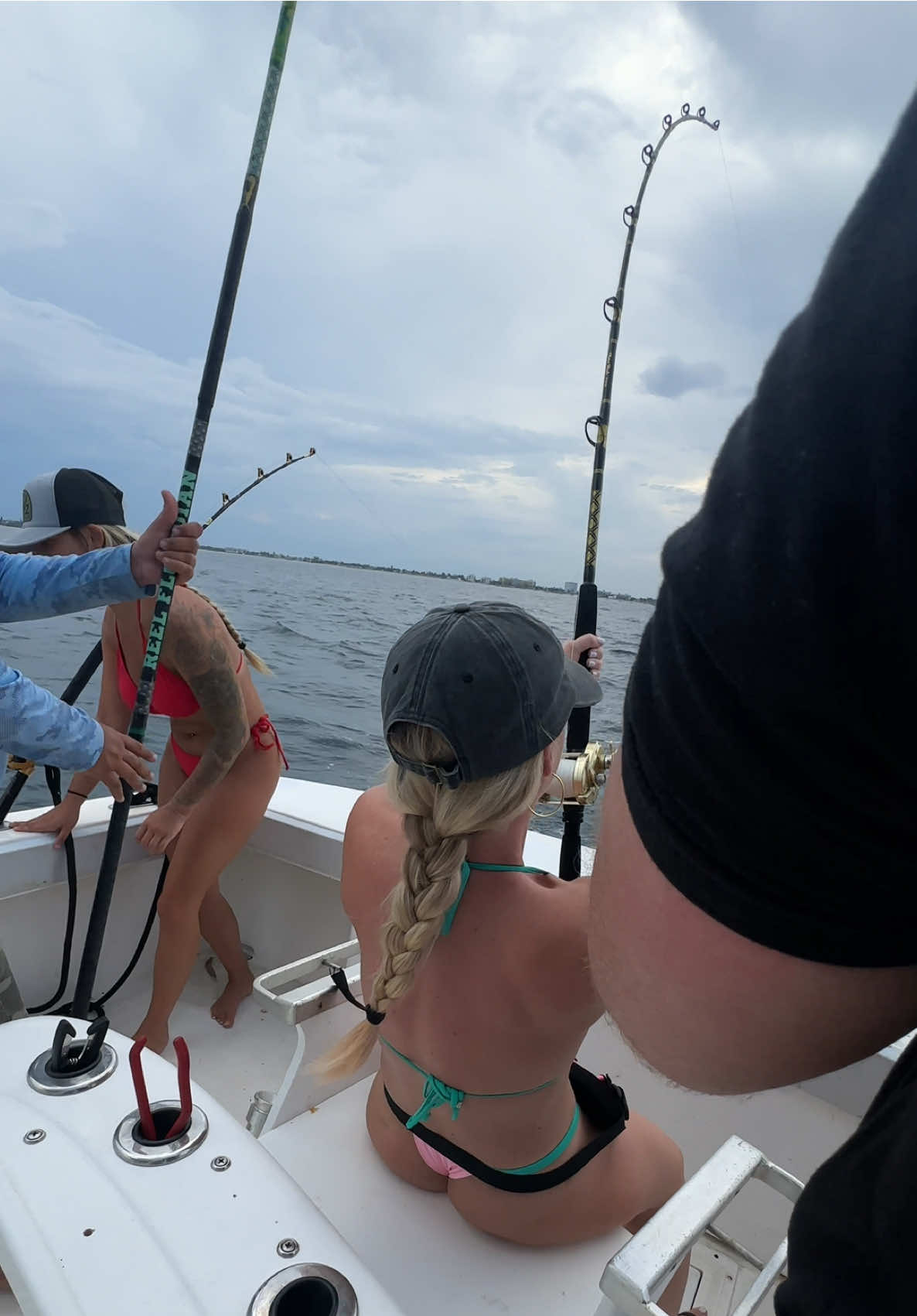 Tunas are always fun to catch 😅👀🎣 #fishing #boat #fishingtrip #girlswhofish #fishingtiktoks #foryou #fishinglife #offshore @Sasha 