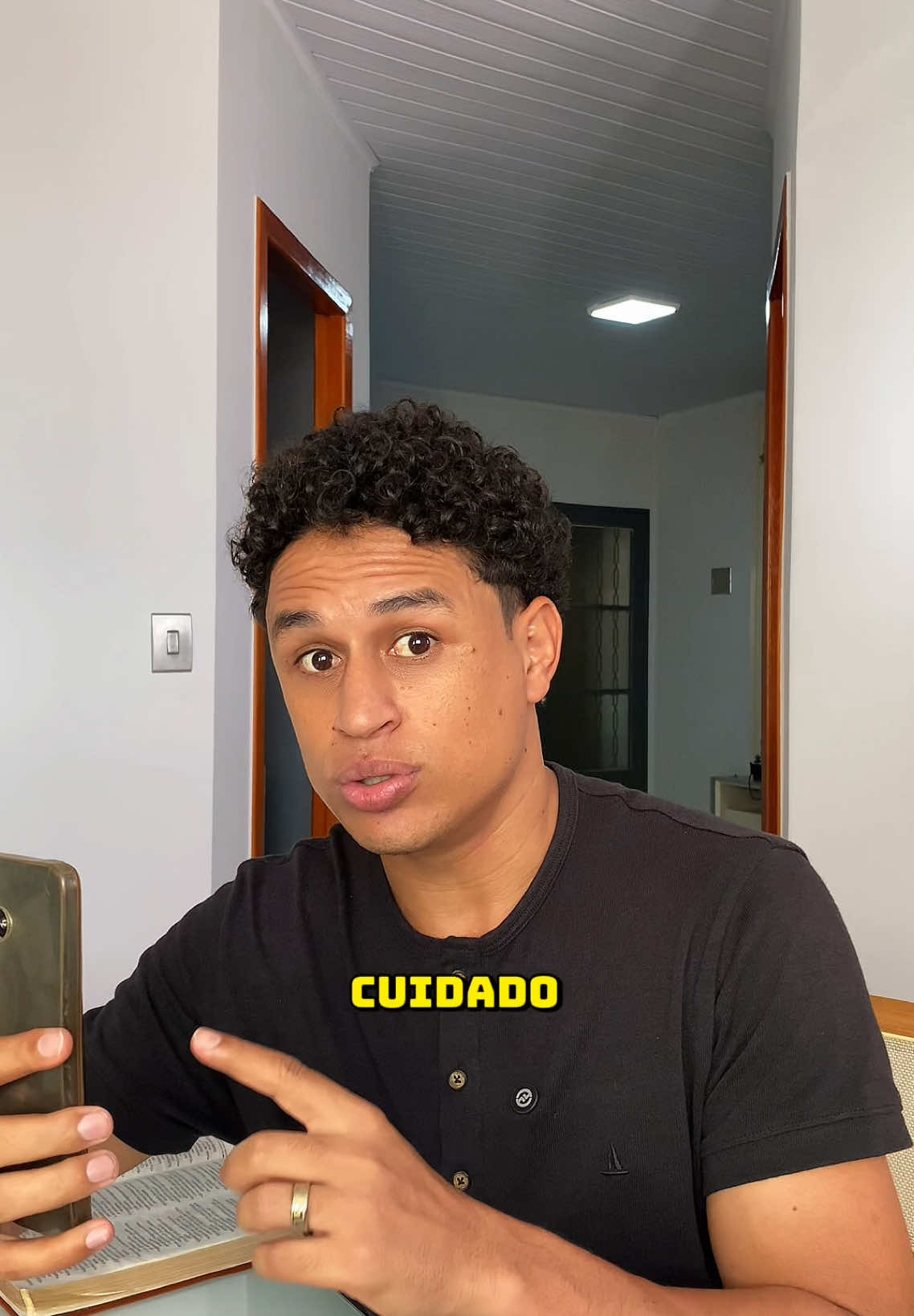 4 coisas que todo jovem cristão e novo convertido precisa saber! ✨🙌 1️⃣ Cuidado com falsas expectativas – A caminhada com Cristo não significa ausência de dificuldades, mas a certeza de que Ele está com você em cada passo. “Tenho-vos dito isto, para que em mim tenhais paz; no mundo tereis aflições, mas tende bom ânimo; eu venci o mundo.” (João 16:33) 2️⃣ Cuidado com as companhias – Quem anda com Deus precisa escolher bem quem está ao seu lado. Más influências podem te afastar da fé. (1 Coríntios 15:33) 3️⃣ Não se baseie nos sentimentos – O coração é enganoso (Jeremias 17:9). A fé não depende do que você sente, mas da verdade da Palavra de Deus. 4️⃣ Não deixe as circunstâncias roubarem sua identidade – Você é filho de Deus, independentemente das lutas que enfrenta. “Mas em todas estas coisas somos mais do que vencedores, por aquele que nos amou.” (Romanos 8:37) #jesus #cristao #jovenscristaos 