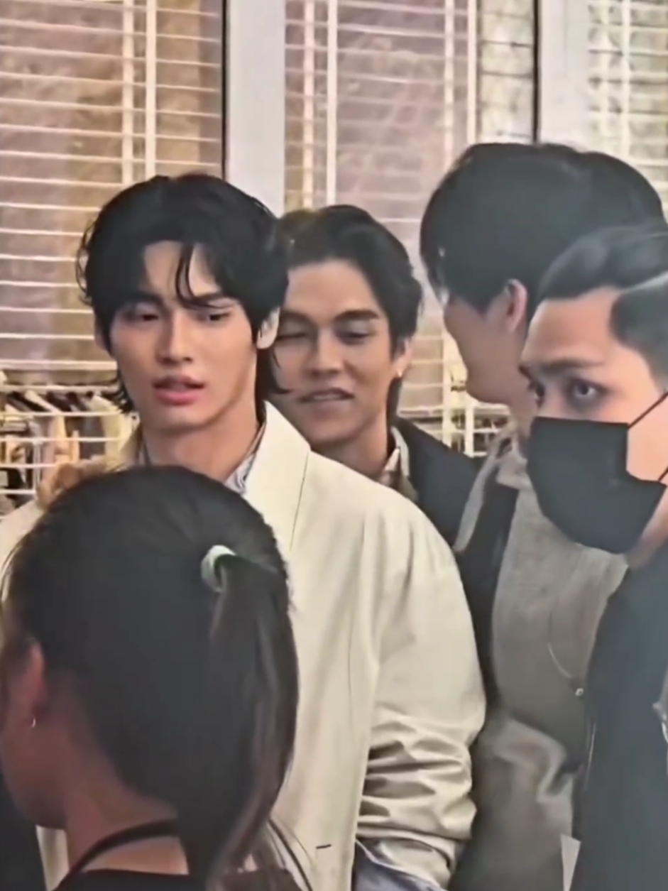 Sarawat matando a saudade do peitoral do Tine🥹 #2gether #2gethertheseries #sarawattine #brightwin 