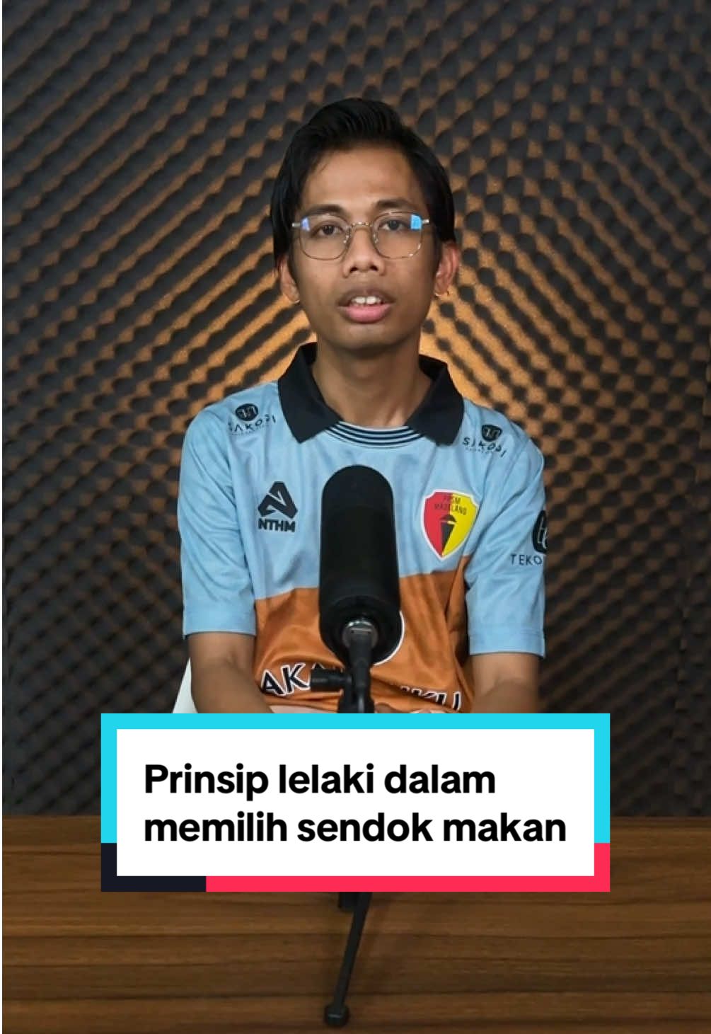 Wong lanang, sakgentho-genthone, sak gali-galine, kabeh oleh abot, kecuali sendok. 