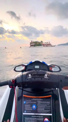 Le seul beach club flottant au monde …YONA BEACH CLUB 🔥   #thailand🇹🇭 #yona beach club #jetskithailand #patongbeach #phuketlove #phuketbeach #sunsets  beach club flottant 