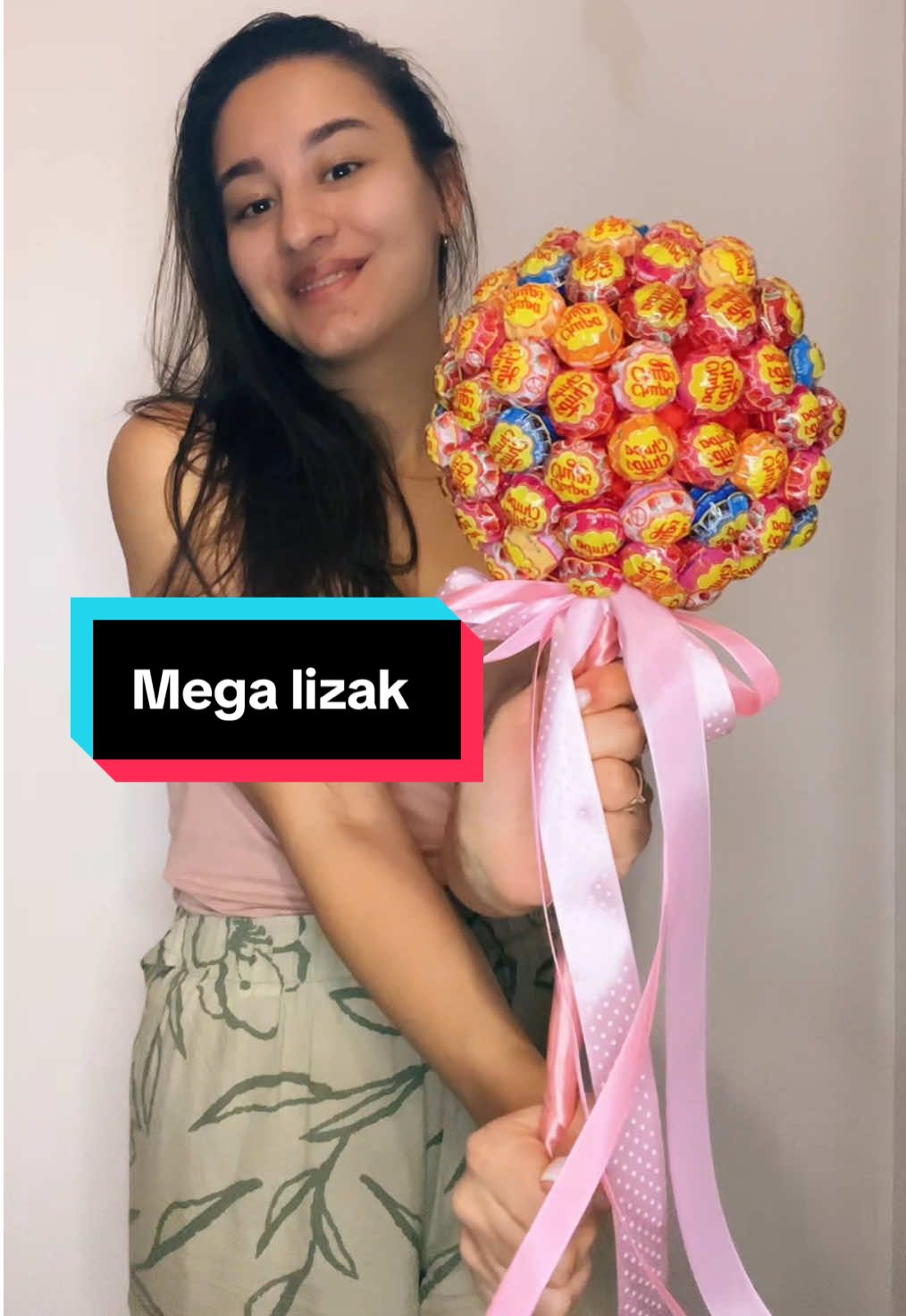 🌸✨ Tworzenie magicznego Chupa Chups! ✨🌸 Zobaczcie, jak stworzyłam ten ogromny, uroczy Chupa Chups z wielu małych lizaków! 🍭  Taki bukiet to idealny prezent dla Waszych 🎁 Jeśli chcecie zaskoczyć dcudownym upominkiem, który wywoła uśmiech na ich twarzy – to jest to! 😊 Zobaczcie, jak krok po kroku powstaje ten uroczy pomysł. Może i Wy spróbujecie stworzyć coś takiego w domu? 🎨🍬 #Handmade #ChupaChups #Dzieci #PrezentDlaDzieci #DIY #SłodkiPrezent #TiktokCreations #Słodycze #PomysłyNaPrezent #Cukierki #TytulTikTok