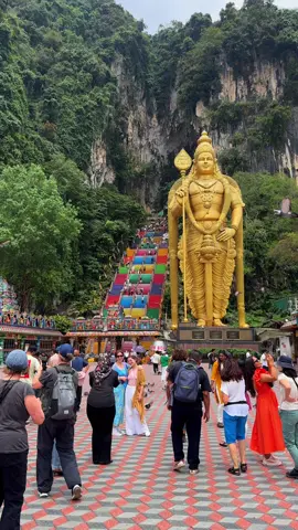Visiting Batu Caves. A Hindu temple outside of Kuala Lumpur, Malaysia. With the statue of the god Murugan (height 42.7m). There are 272 steps up to the caves. Everything is very colorful. 🙏🏻.                                 #malaysia #kualalumpur #selangor #batucaves #cave #hindu #tempel #hindutemple #srisubramaniarswamytemple #murugan #stairs #religion #respect #colors #travel #explore #happyguide #pinklady 