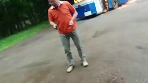 троллейбус горит да и хуй с ним!