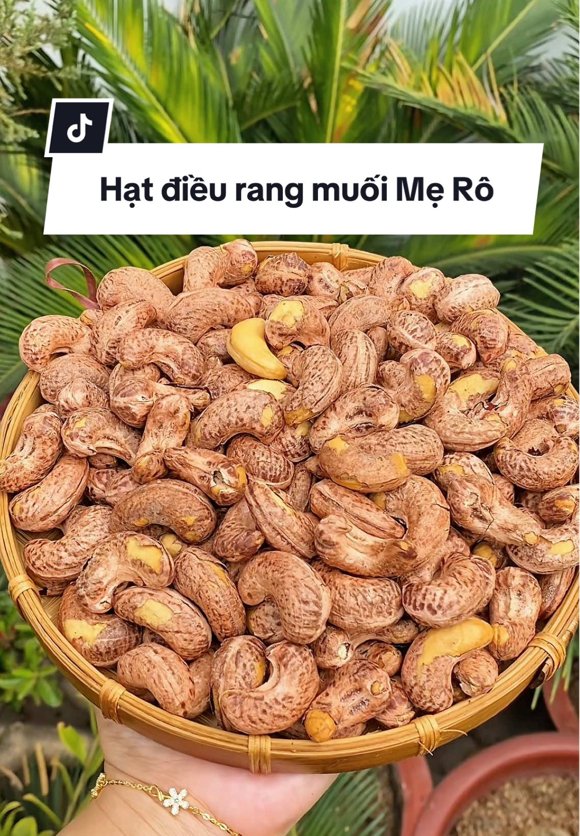 Hạt điều rang muối mẹ Rô cứ thèm là lên tiktokshop đặt an tâm ăn quanh năm luôn nè #nhunguyen28 #hatdieu #hatdieubinhphuoc #hatdieumero #hatdieurangmuoi #anvat #hatdinhduong #review #food #ancungtiktok 