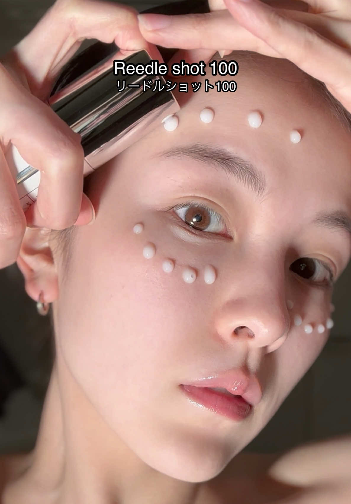 大好きなリードルショット😍 フェイスマスクの前に打つのもオススメです✨ PDRN（細胞・組織の修復を促進）との相性も抜群で 気に入ってるペア使い😌 PDRNデイリーマスクは30枚入りの箱型マスクなので 1ヶ月毎日使えてコスパ良いです✨ リードルショット気になるけど、痛みが心配💦(＞人＜;) って方にもオススメできる使い方です😌 ハリツヤ&ニキビケアにも👍✨ 髪の生え際も最近薄くなってる気がするので🤣 美容針で🪡刺激を与えてます❤️‍🔥 使い終わったマスクは、 センターをカット✂️すると 首ケアにも使えます✨ 重力に負けた皮膚は ど〜しても首に溜まりやすいので💦 忘れずにケアして欲しいです💡✨ ✅本日5日の深夜0:00〜23:59まで 【PDRNデイリーマスク1＋1で47%オフの¥2,783-】にて 販売中！！✨✨✨要チェックです😍 I absolutely love the needle shot! 😍 It's also recommended to use it before a face mask. ✨ It pairs perfectly with PDRN (which promotes cell and tissue repair), and I really enjoy using them together. 😌 The PDRN daily mask comes in a box of 30, so you can use it every day for a month, making it cost-effective! ✨ If you're curious about the needle shot but worried about pain 💦, this is a great way to use it. It's also great for skin firmness and acne care! 👍✨ I've been feeling like my hairline is getting thinner lately, so I'm using beauty needles 🪡 to stimulate it. ❤️‍🔥 After using the mask, if you cut it in the center ✂️, you can also use it for neck care! ✨ Skin that has succumbed to gravity tends to accumulate around the neck 💦, so I hope you remember to take care of it! 💡✨ #リードルショット#reedleshot #PDRNデイリーマスク#VT