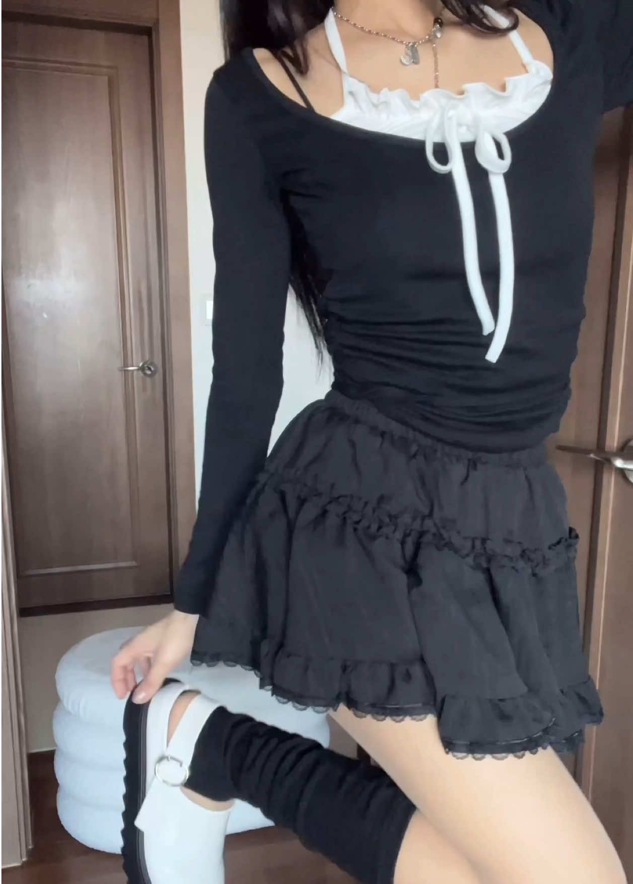 봄 개강 여신 만들어주는 스커트 코디💕 무채색 아이템에 러블리한 디테일들이 더해져 개강 여신 만들어주는 사랑스러운 코디입니다🪄 편안한 착용감의 스커트 제품과 포인트 디테일이 많은 티셔츠 아이템으로 데일리 #개강룩 완성!✨ 이렇게 입으면 학교앞 번따 가능..?🥲ㅎ.ㅎ #봄코디 #간절기코디 #데이트룩 #여자코디 #개강코디 #개강루ᄀ#오티룩 #과팅룩 #과팅코디 #치마코디#치마코ᄃ코디 #여자티셔츠코디 #데일리룩 # 릴스추천 #dailylook #치마바지코디 #데일리코디#한강코디 #벚꽃코디#벚꽃코ᄃ패션 #스커트코디 #쇼핑몰 #OOTD #OUTFITOFTHEDAY #OUTFITIDEAS #옷추천 #핀터레스트 #옷코디추천 #코디 #에이블리옷추천 