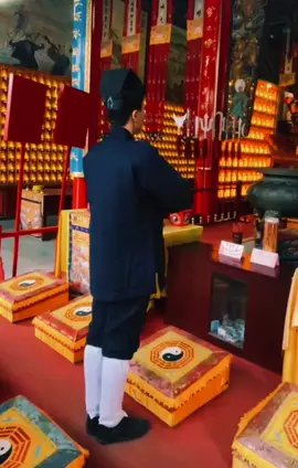 这一跪，拜求祖师爷多多眷顾#道观日常 #道教符咒 #道教文化 #xaxuixaxui 