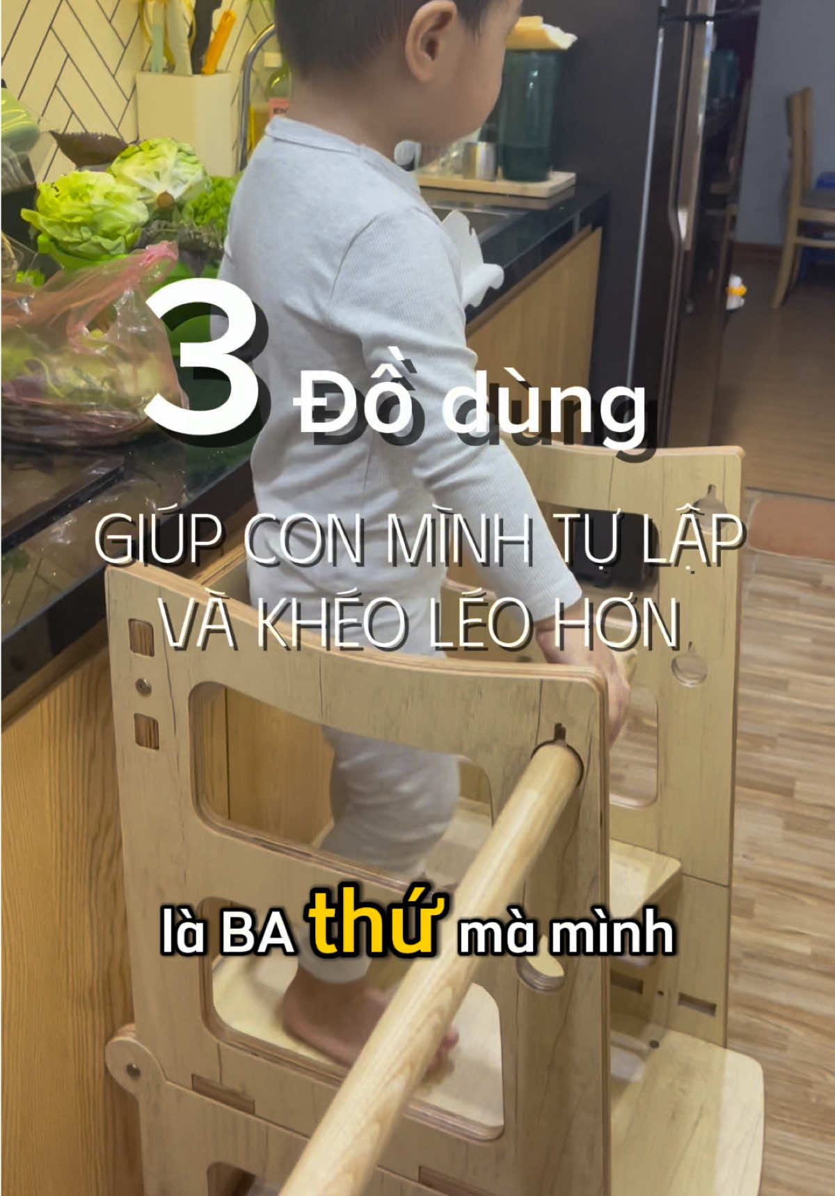 Ghế đứng bếp và dao tập cắt, gọt là 3 thứ mình rất tâm đắc trong quá trình dạy cho con tự lập. Ở độ tuổi này các bạn rất thích được tự do khám phá vì vậy thay vì lo sợ này kia thì mình đã chọn cho con những đồ dùng phù hợp để con thỏa sức làm và tự do sáng tạo #mecuadaily #embe2tuoi #nuoicondungcach #genzlamme #dcgr #montessori 