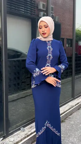Diora in Maroon or Navy? Both are absolutely stunning! The intricate embroidery and Premium Moss Crepe make these pieces a must-have ✨ Hurry, stock is limited – don’t miss out!  #JzLebaran2025 #JzDioraKurung #JeeroZerol #RayaCollection 