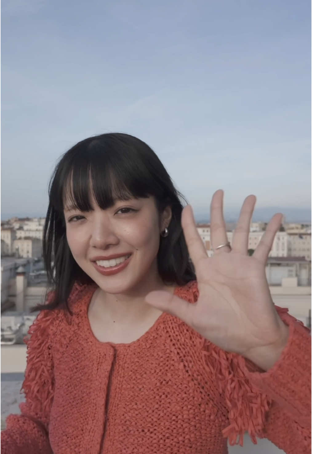 あいみょん in ITALY🇮🇹 Part3 あいみょんからコメントが届きました💌① 💿3月5日(水)Release💿 17th両A面シングル「スケッチ / 君の夢を聞きながら、僕は笑えるアイデアを！」 あいみょん17枚目のシングル発売日‼️ 『映画ドラえもん のび太の絵世界物語』主題歌の先行配信に続き、挿入歌も本日から配信開始🐝🫧 カップリング曲「おばけがでるぞ」も聴いてね📣 今作は通常盤と初回生産限定ドラえもん盤の2種類💿 ぜひ、各CDショップ店頭でお手に取ってご覧ください🐈 #あいみょん #スケッチ #オフショット